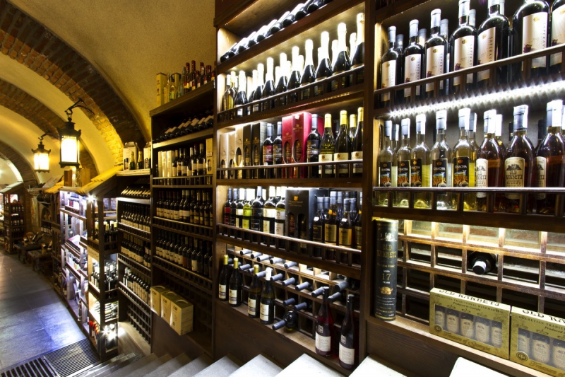 vitrine-ST PIERRE-min_world_street_travel_shop_canon_georgia_wine_bottles-429767